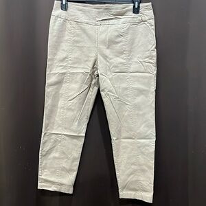 Valerie Steven’s, Pull-On Active Pants, Capri Length, Beige
Size 16